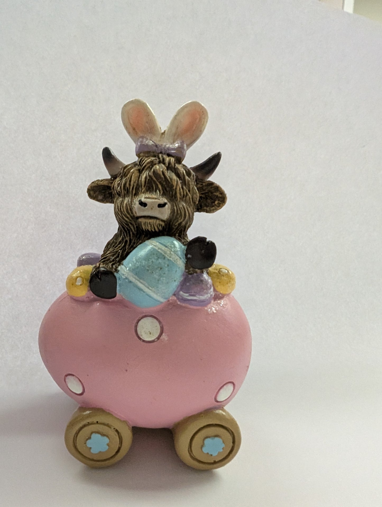 Highland Cow Easter Egg on Wheels – 3.54" Resin Decor