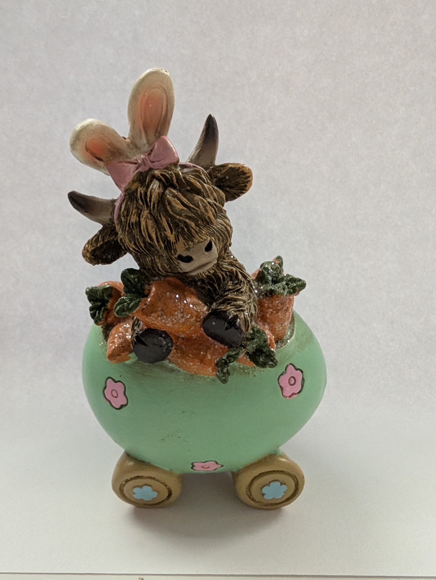 Highland Cow Easter Egg on Wheels – 3.54" Resin Decor