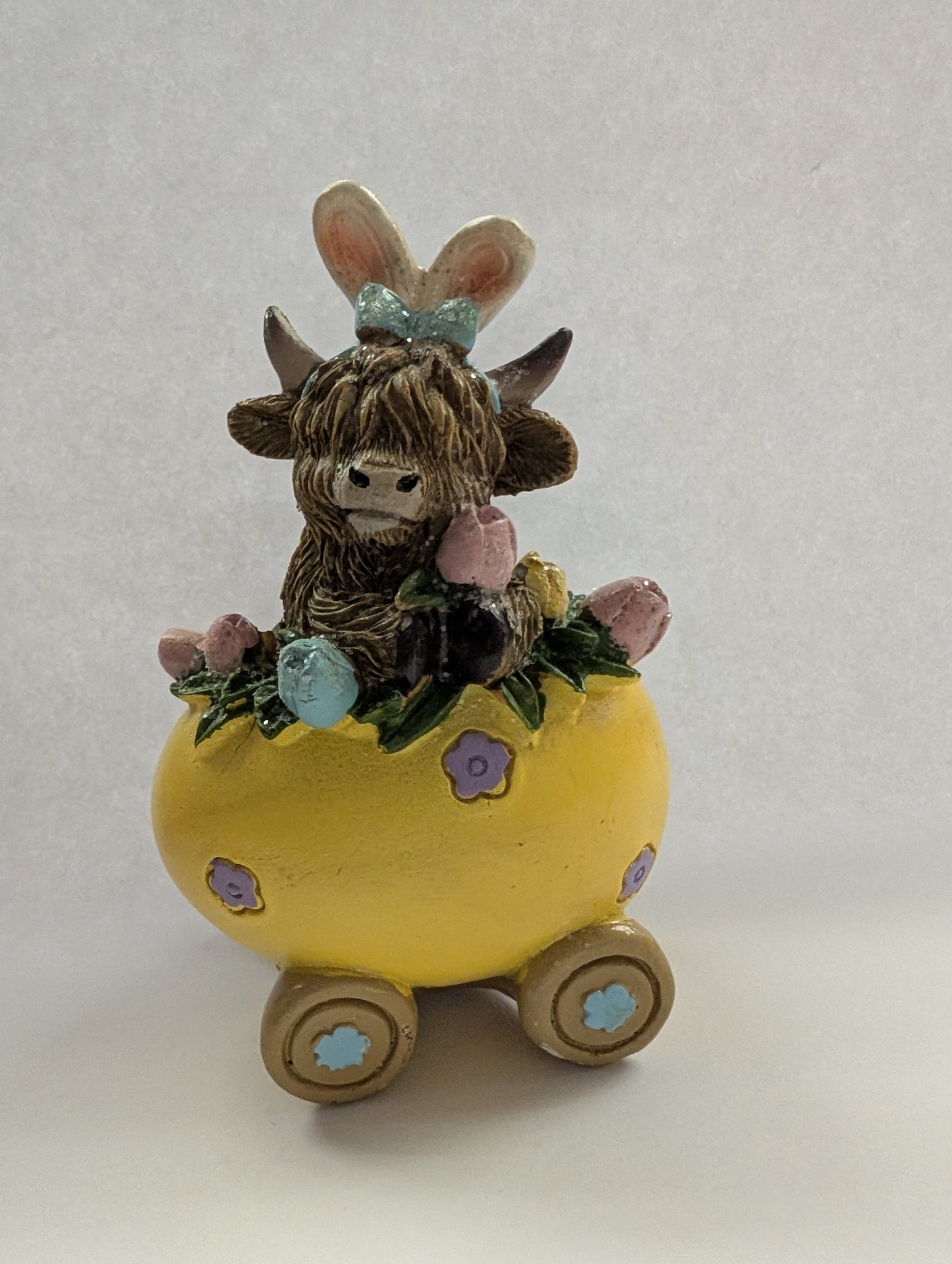 Highland Cow Easter Egg on Wheels – 3.54" Resin Decor